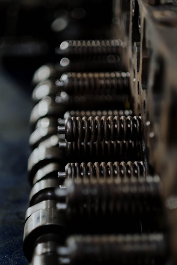 Inicio Detailed close-up of metal engine components with focus on camshaft springs.